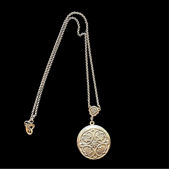 Jewelry - Silver Ornate Locker